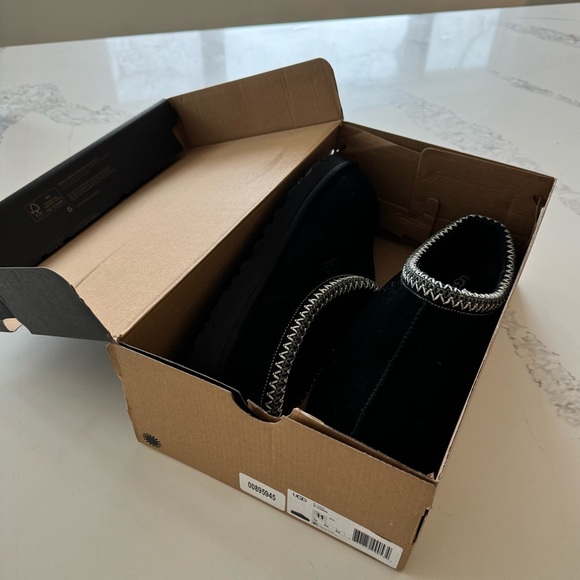 UGG Tasman New in Box Men’s 11 black (never worn) - Picture 3 of 16